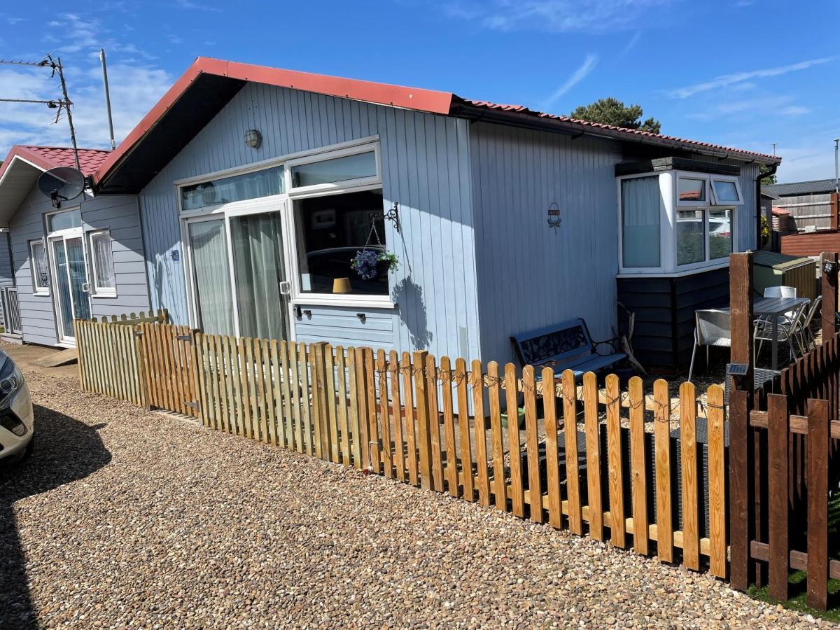 Pebbles 144 South Shore 2 Bed Chalet 2 Dog Friendly, Sleeps 4 Bridlington Exterior photo