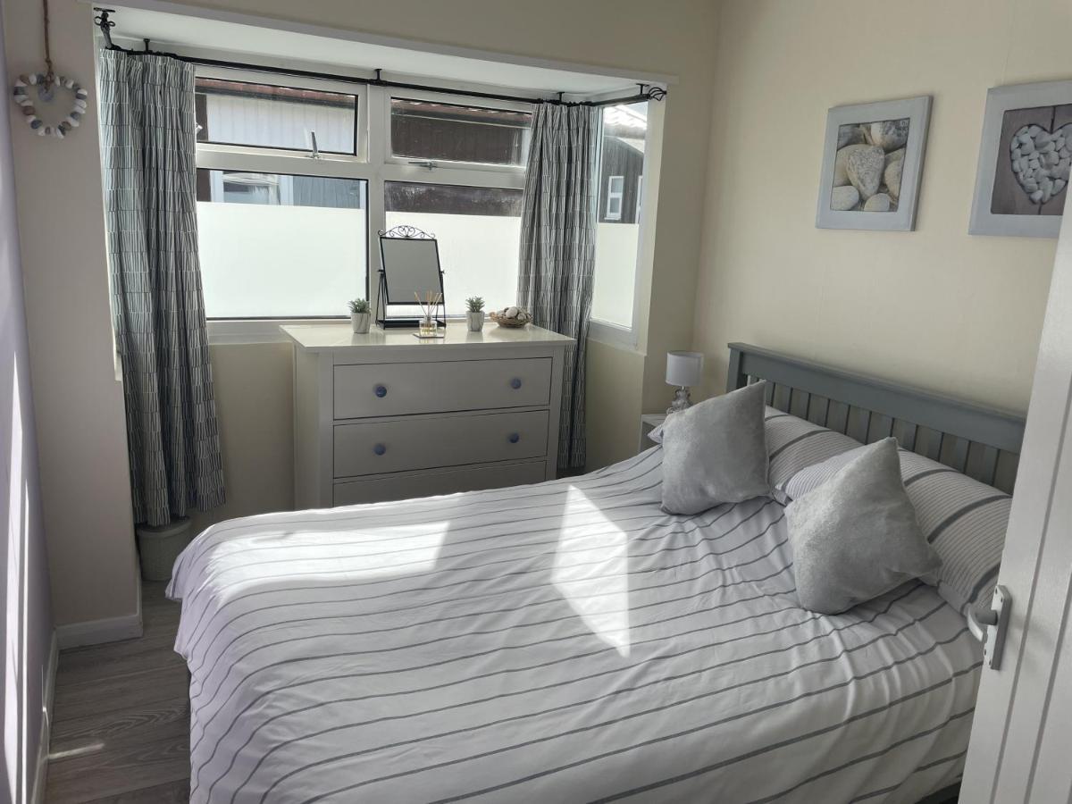 Pebbles 144 South Shore 2 Bed Chalet 2 Dog Friendly, Sleeps 4 Bridlington Exterior photo